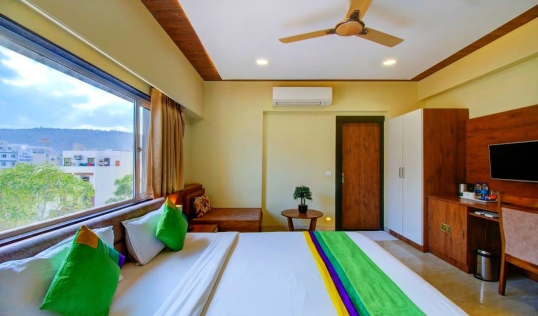 Opulence Inn - 500 Meters From Railway Station - Tap to explore photos