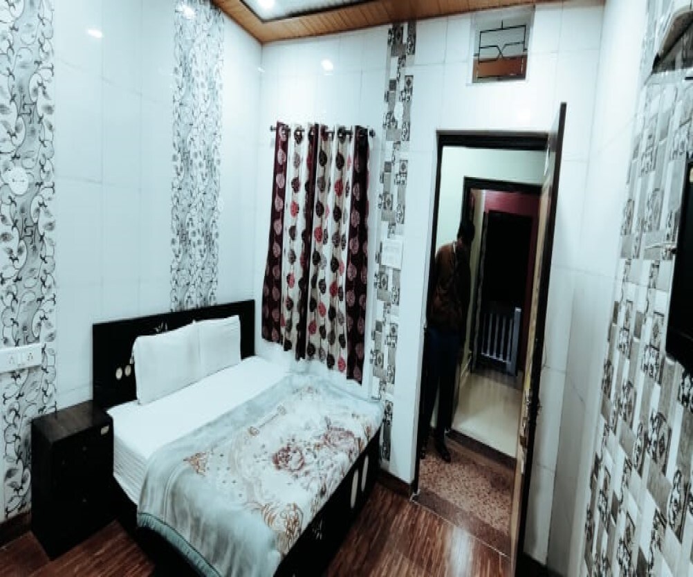 Hotel New Shiv Shakti - Tap to explore photos