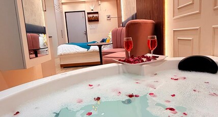 Luxury Jacuzzi Studio By Cayetana | Near Airport Room Type - Luxury Jacuzzi Studio By Cayetana  | Near Airport