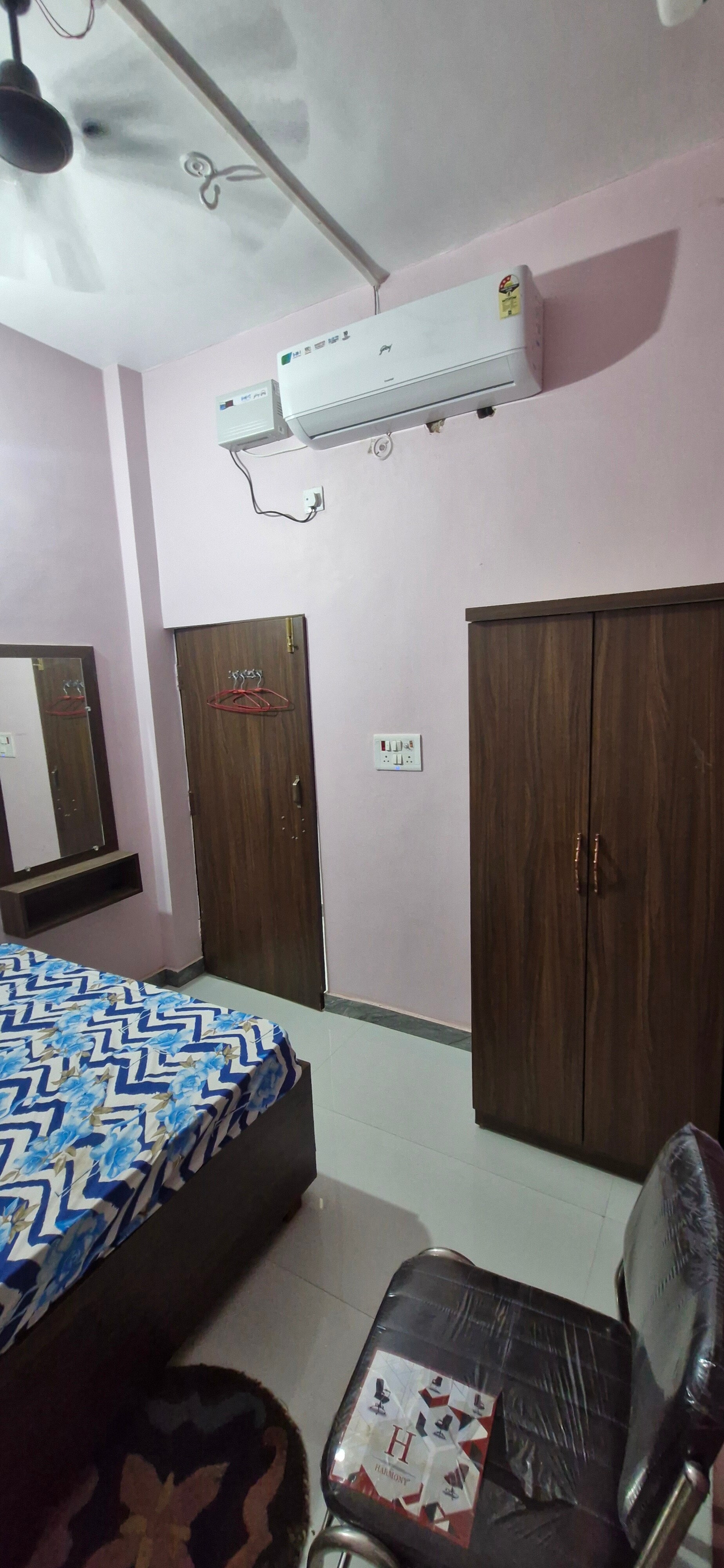 H K Paying Guest House - Tap to explore photos