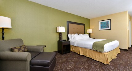 Holiday Inn Express & Suites CHARLOTTE Room Type - 1 King Standard