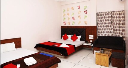 Hotel Shree Rajrajeshwar Palace Room Type - TRIPLE DOUBLE BEDROOM With AC