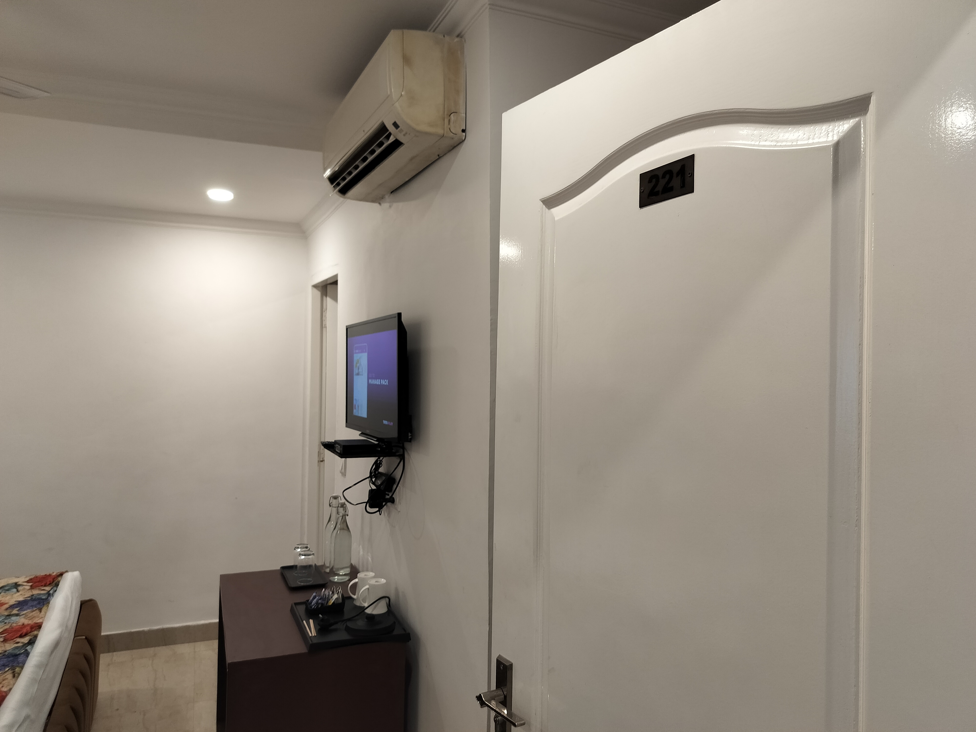 Hotel Arch - Tap to explore photos