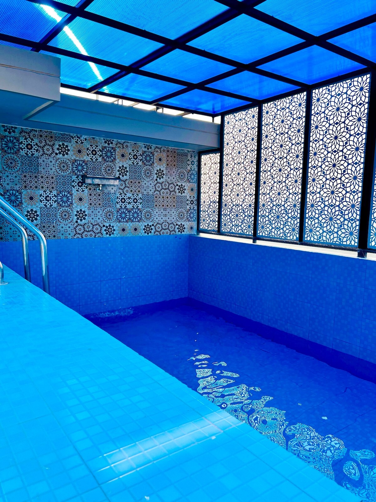 StayEasy Sky Shoots Penthouse near Gomti Nagar - Tap to explore photos