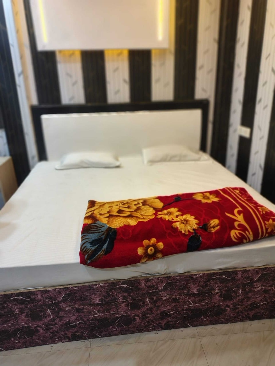 Hotel Deepdarshan Inn - Tap to explore photos