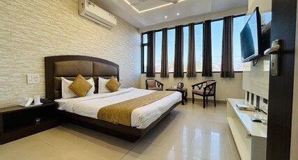 Hotel The Benz Room Type - Deluxe City View Room