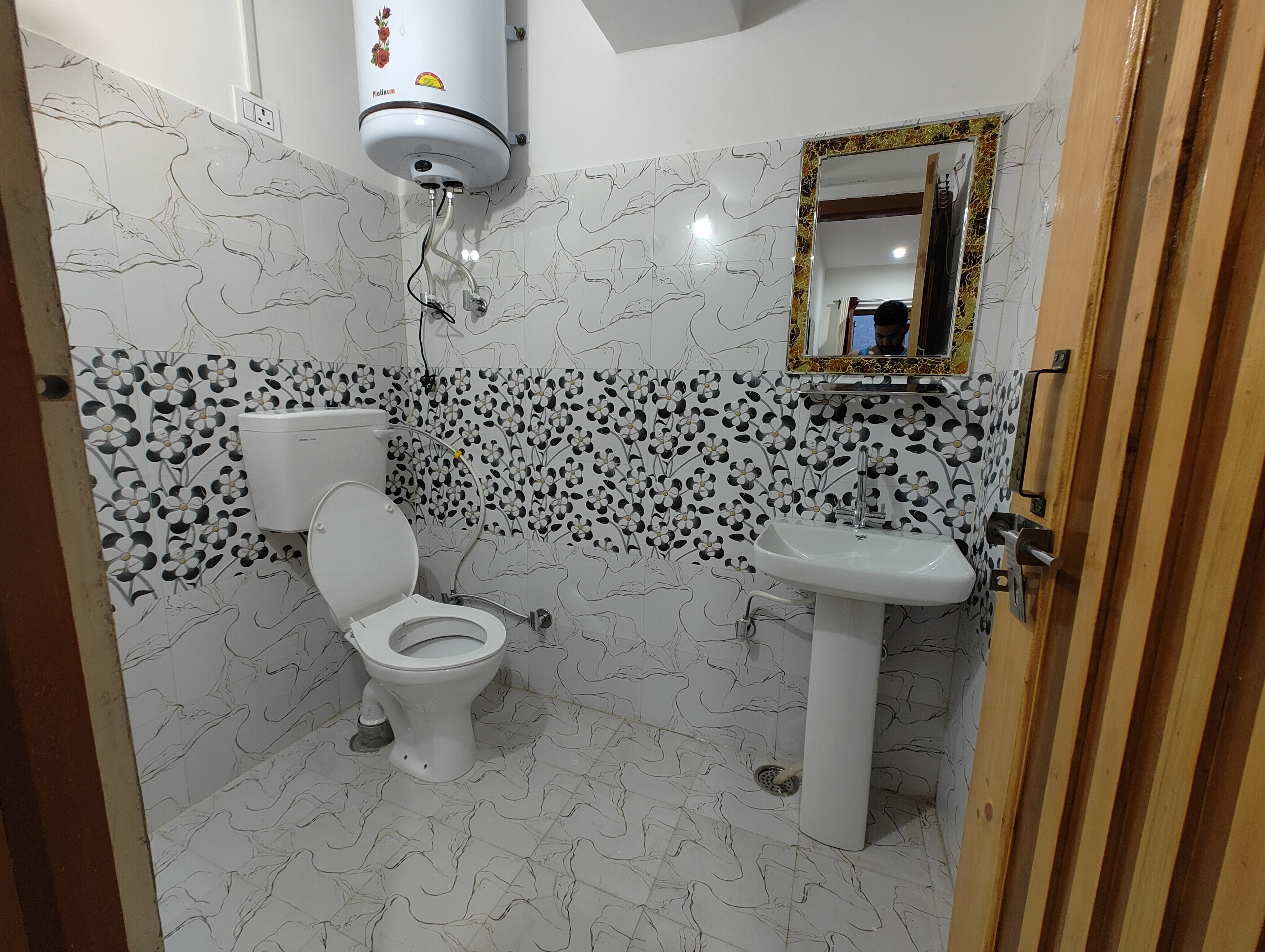 Wani's Woods In Guest House - Tap to explore photos