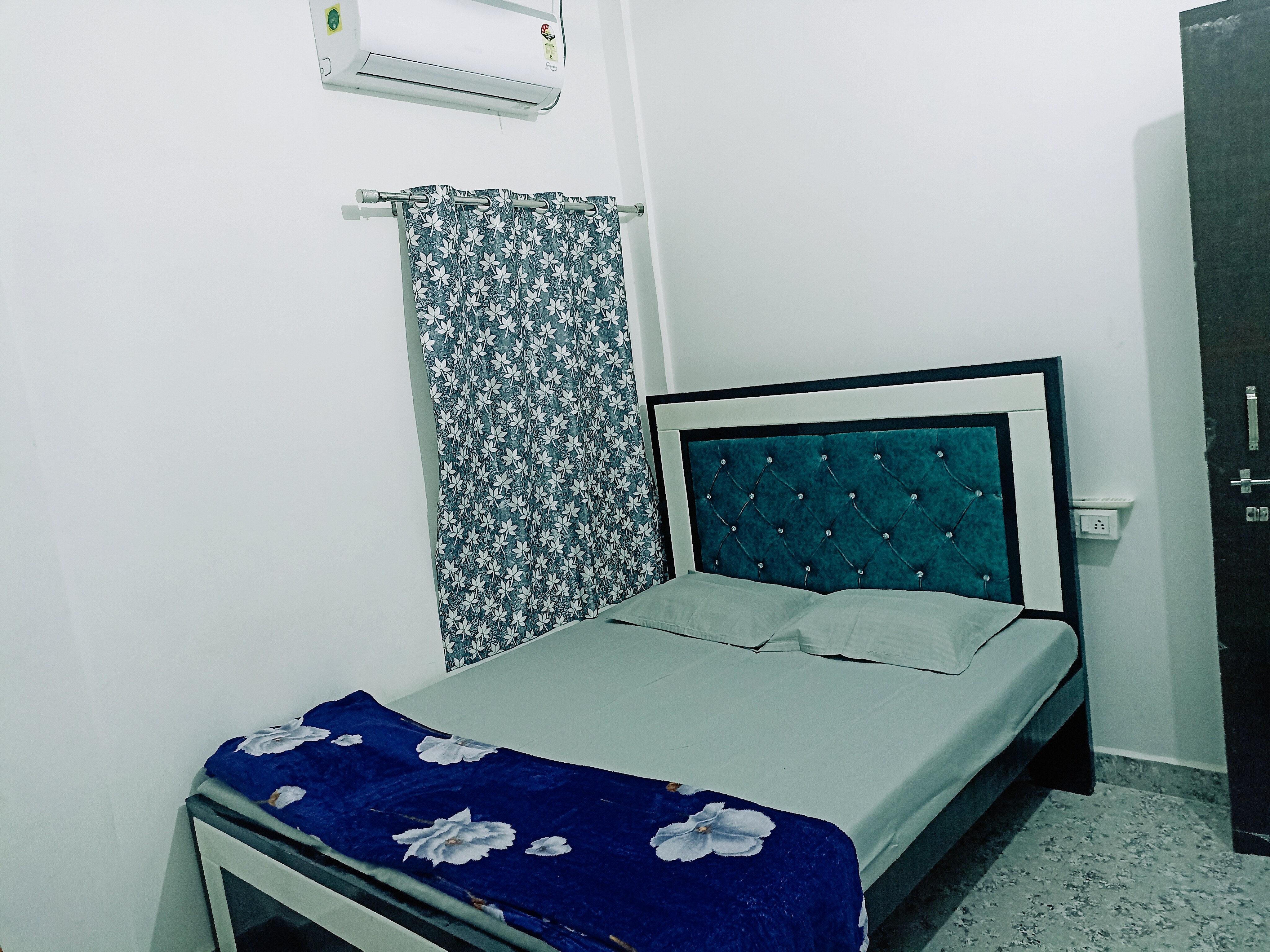 Shree K.B. Guest House - Tap to explore photos