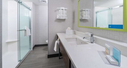Hampton Inn & Suites by Hilton Conway Room Type - 1 KING ACCESSIBLE TUB NS