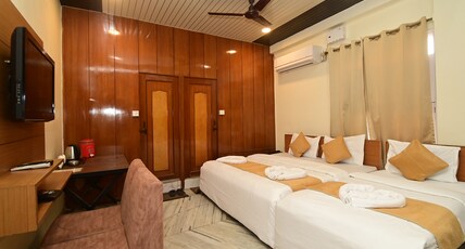 Hotel Paradise Continental  800 Meters from Railway Station Room Type - Family Triple Bed AC Room with Double Bathroom