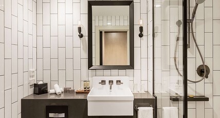 DoubleTree by Hilton Hotel Melbourne - Flinders Street Room Type - KING SKYLINE WITH BALCONY