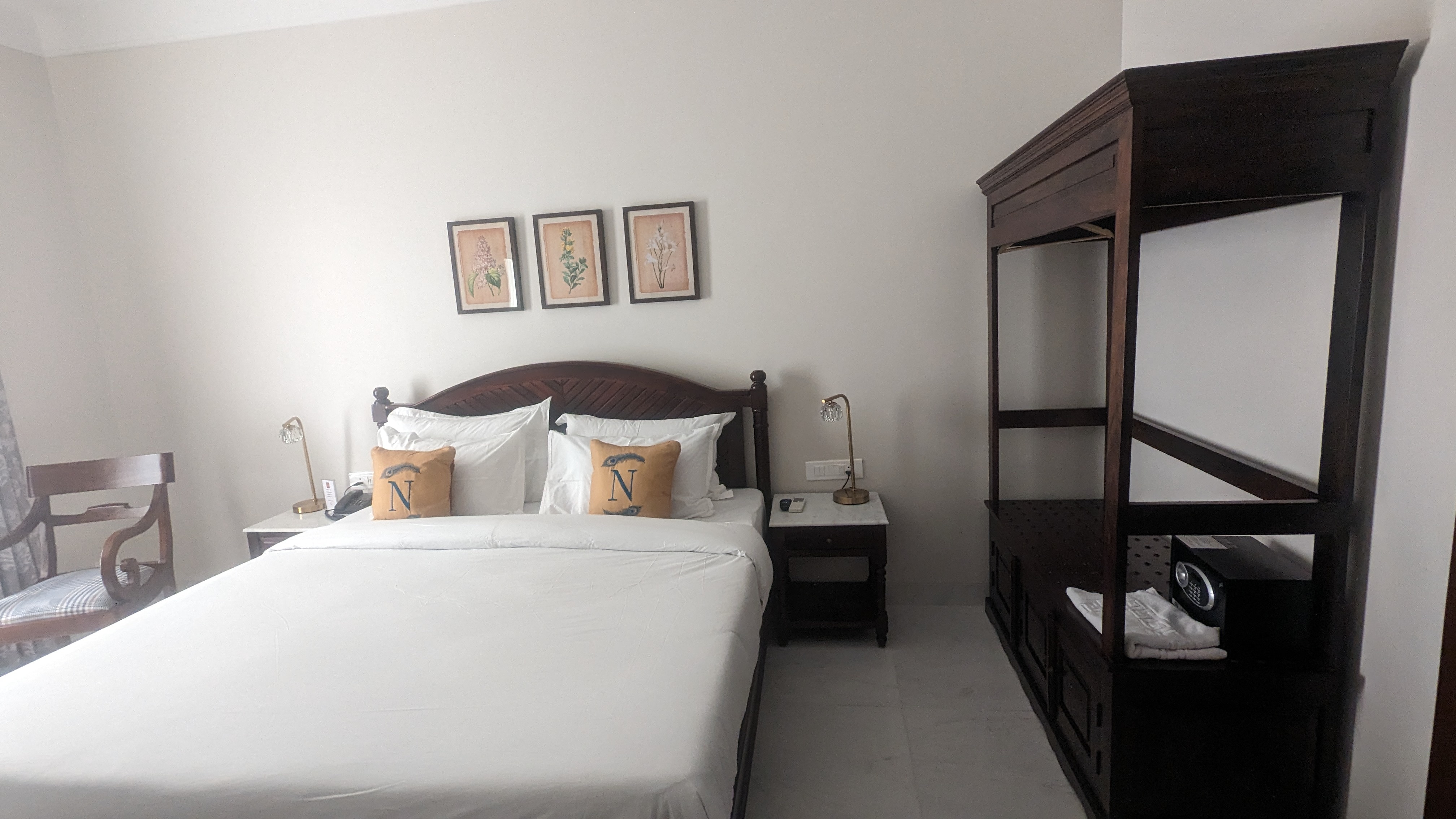 Hotel Naren Villa - Tap to explore photos