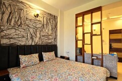 HKO Serene 1BHK 1km from Prem Mandir- Centrally Located