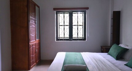 Hills and Views Apartments Thekkady Room Type - Family Bedroom with King sized bed