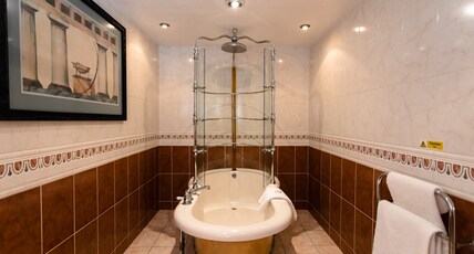 Holiday Inn A55 CHESTER WEST Room Type - 1 Queen Suite