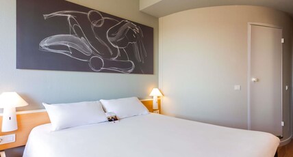 Hotel ibis Elche Room Type - Standard room with 1 double bed and 1 single bed