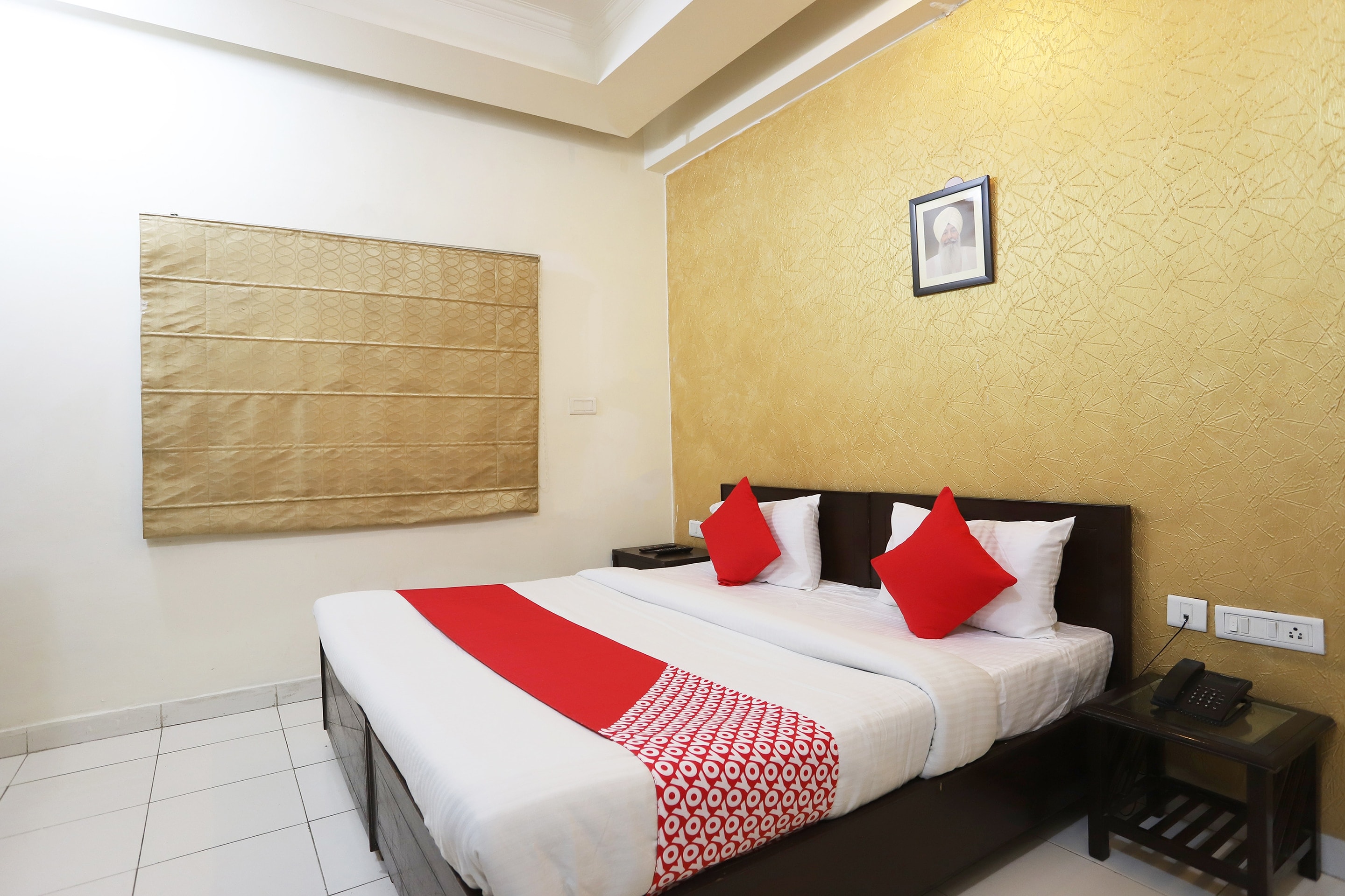 OYO Hotel 47159 Royal Residenci - Tap to explore photos