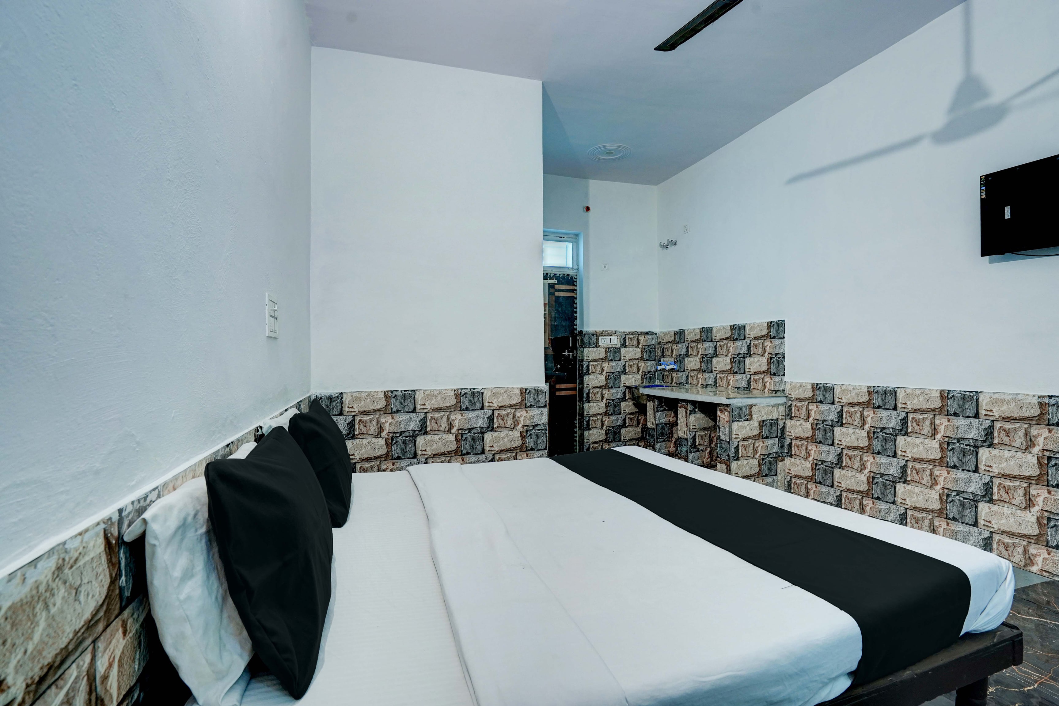 Hotel O Jatin Hotel And Restaurant - Tap to explore photos