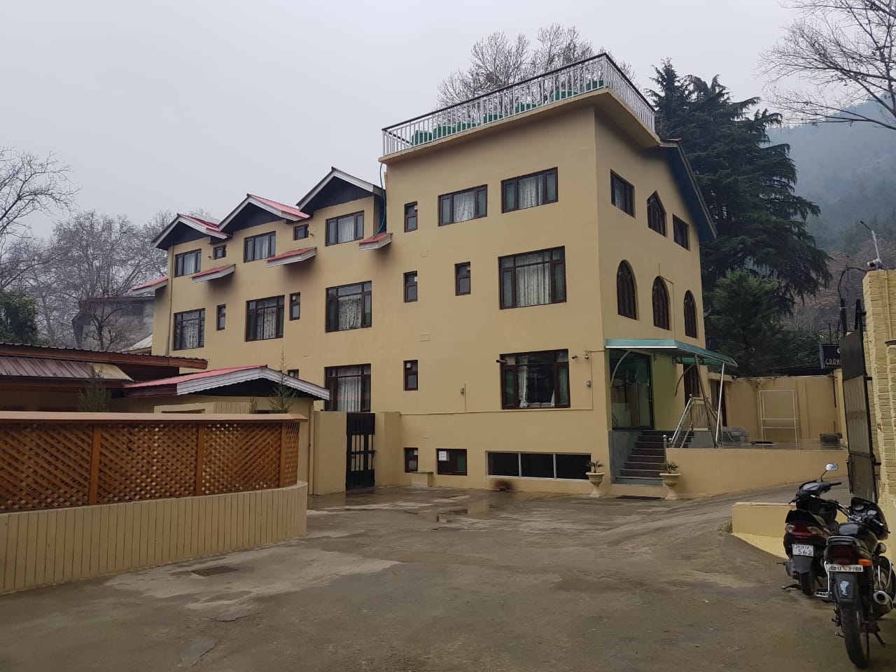 Hotel Grand Jigar Near Dal Lake - Tap to explore photos