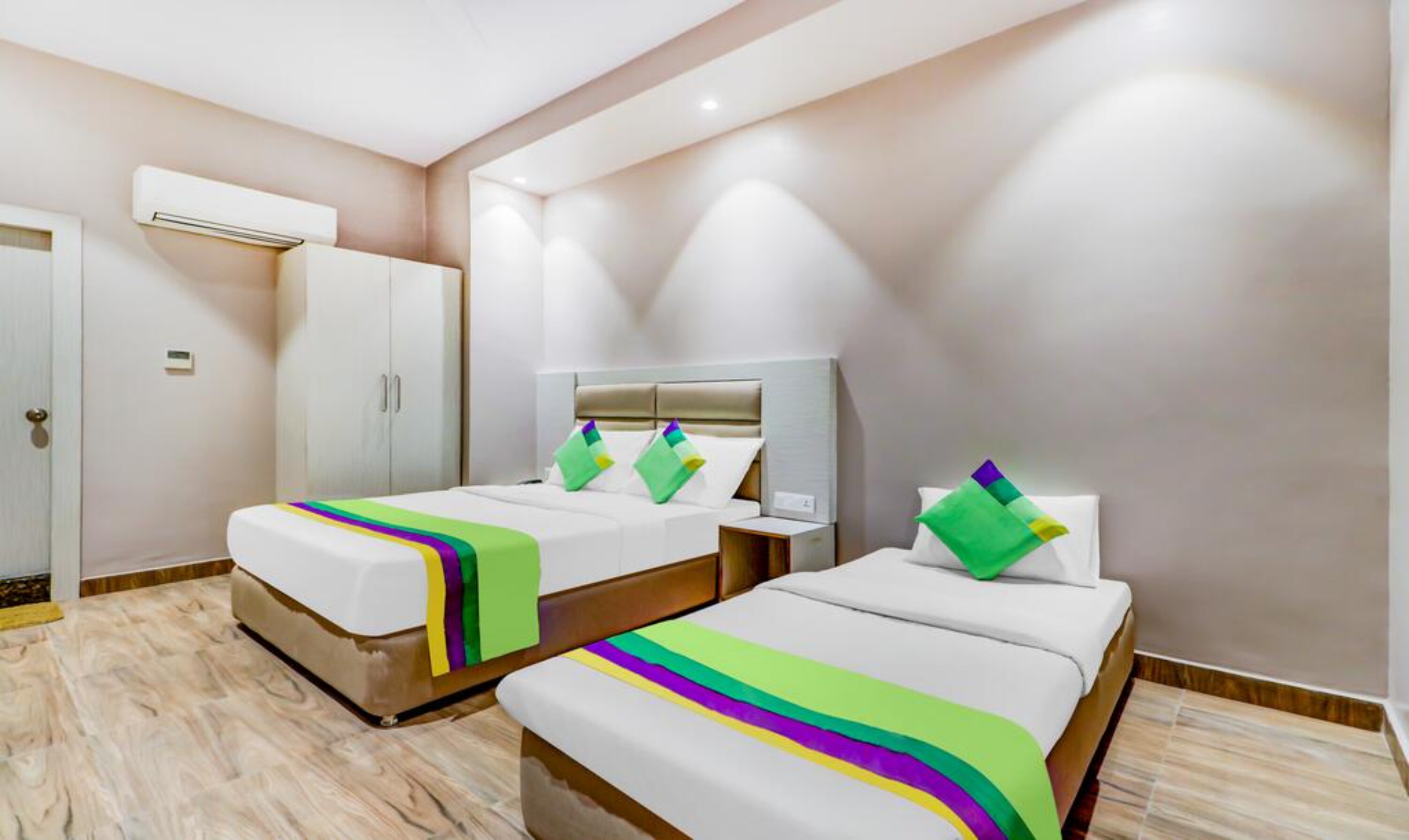 SOHOTEL - Tap to explore photos