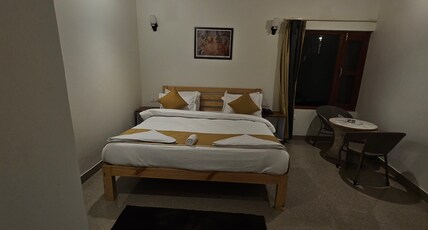 Hotel Vardaan Hills Room Type - Common Room with Balcony and Mountain View Hotel Vardaan Hills Room Type - Common Room with Balcony and Mountain View
