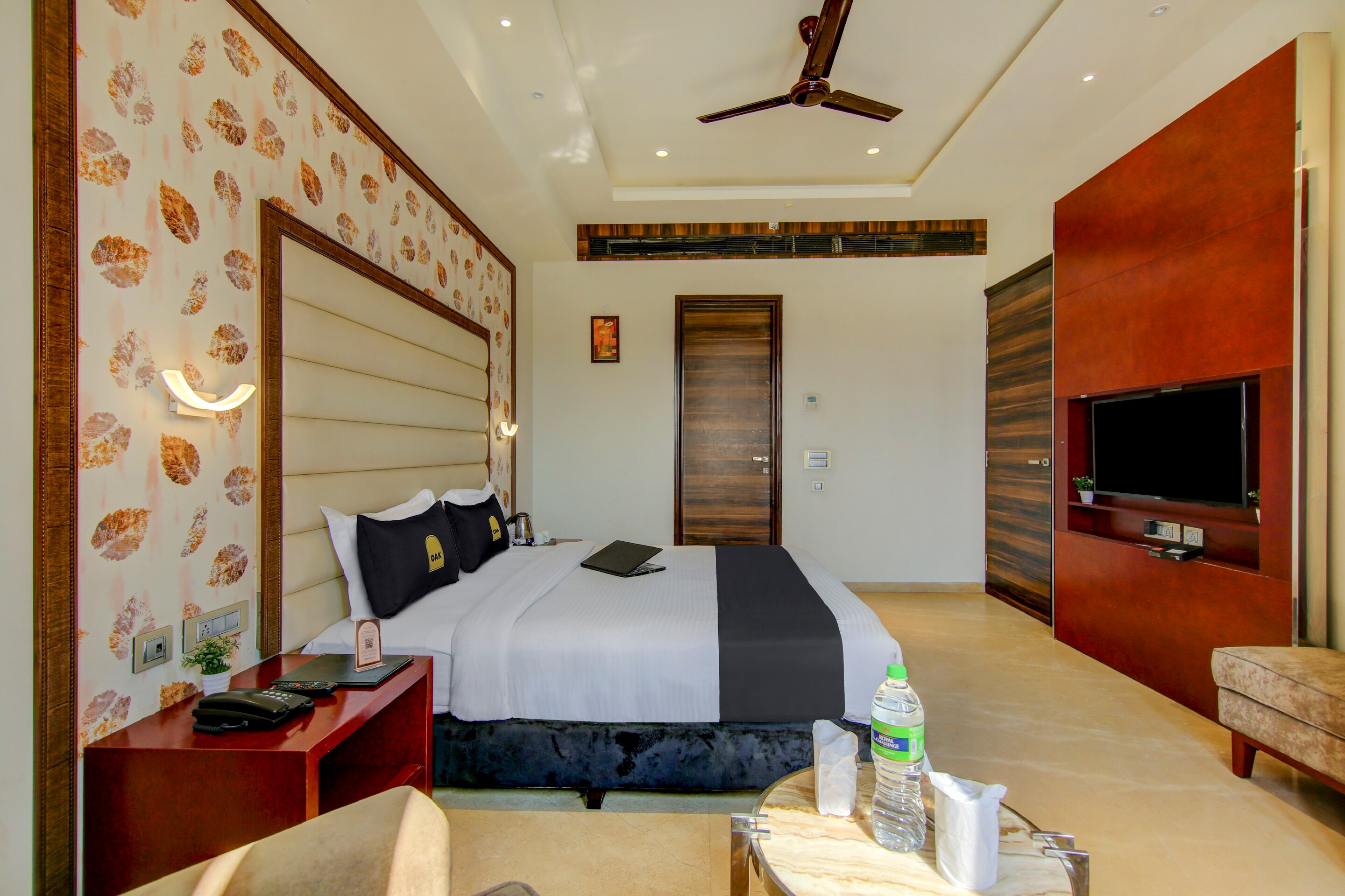 Townhouse Oak Hotel C Pearls - Tap to explore photos