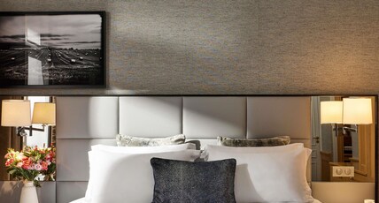 Sofitel Paris Baltimore Tour Eiffel Hotel Room Type - LUXURY JUNIOR SUITE BALCONY with 1 king-size bed