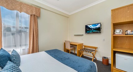 Ramada by Wyndham Hamilton City Center Room Type - 1 Queen Bed, One-Bedroom, Apartment, Non-Smoking