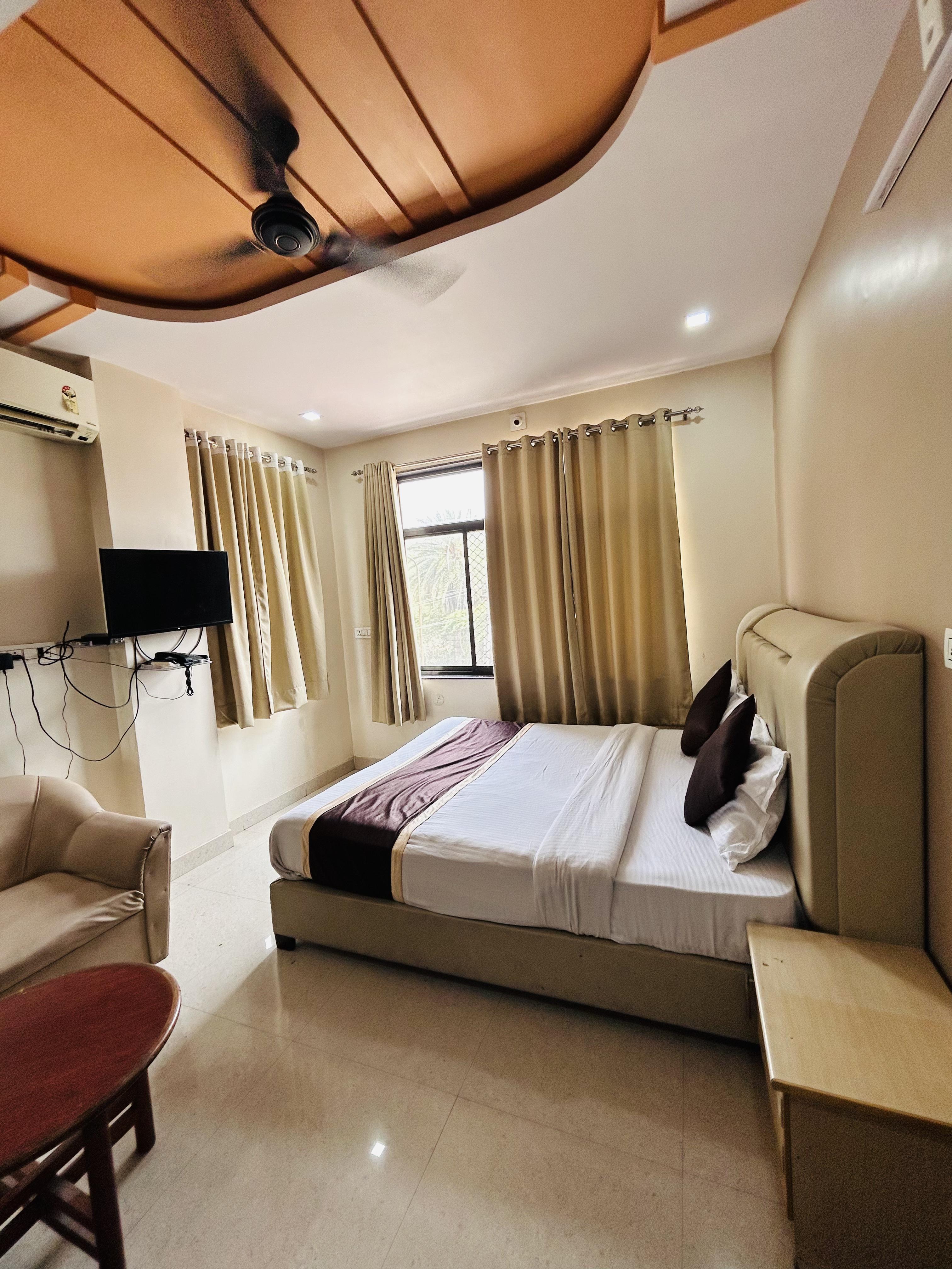 Hotel White House - Tap to explore photos