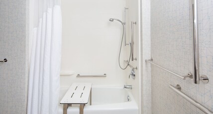 Holiday Inn Express Hotel & Suites Bishop, an IHG Hotel Room Type - 2 Queen Beds Standard Comm Access Tub
