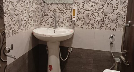 Hotel Pine View Villa Room Type - Deluxe Non AC