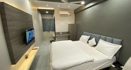Hotel Royal Bistro Room Type - Deluxe Room(King Bed)