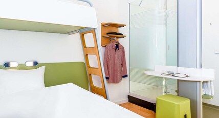 ibis budget Saint-Quentin Centre Gare Room Type - TRIPLE - Room with a large bed and a bunk bed
