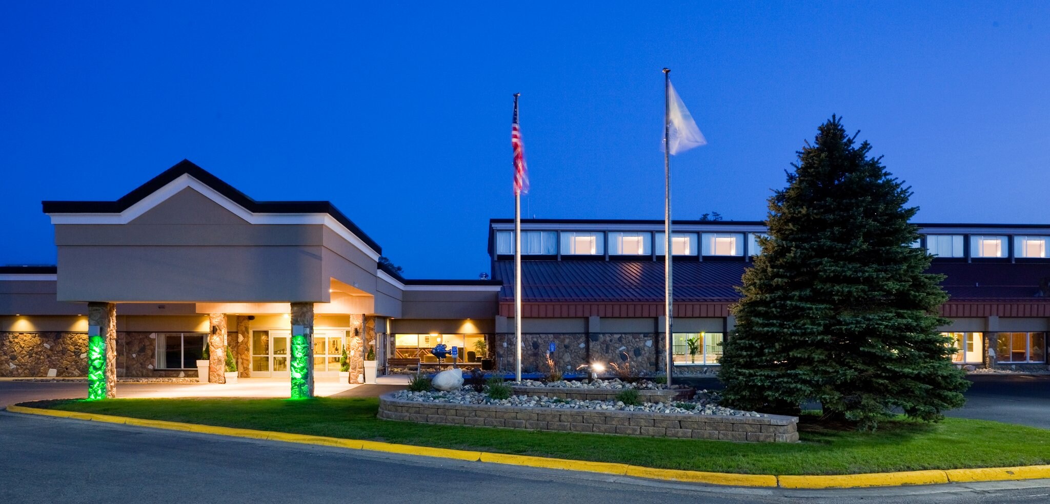 Holiday Inn DETROIT LAKES - Tap to explore photos
