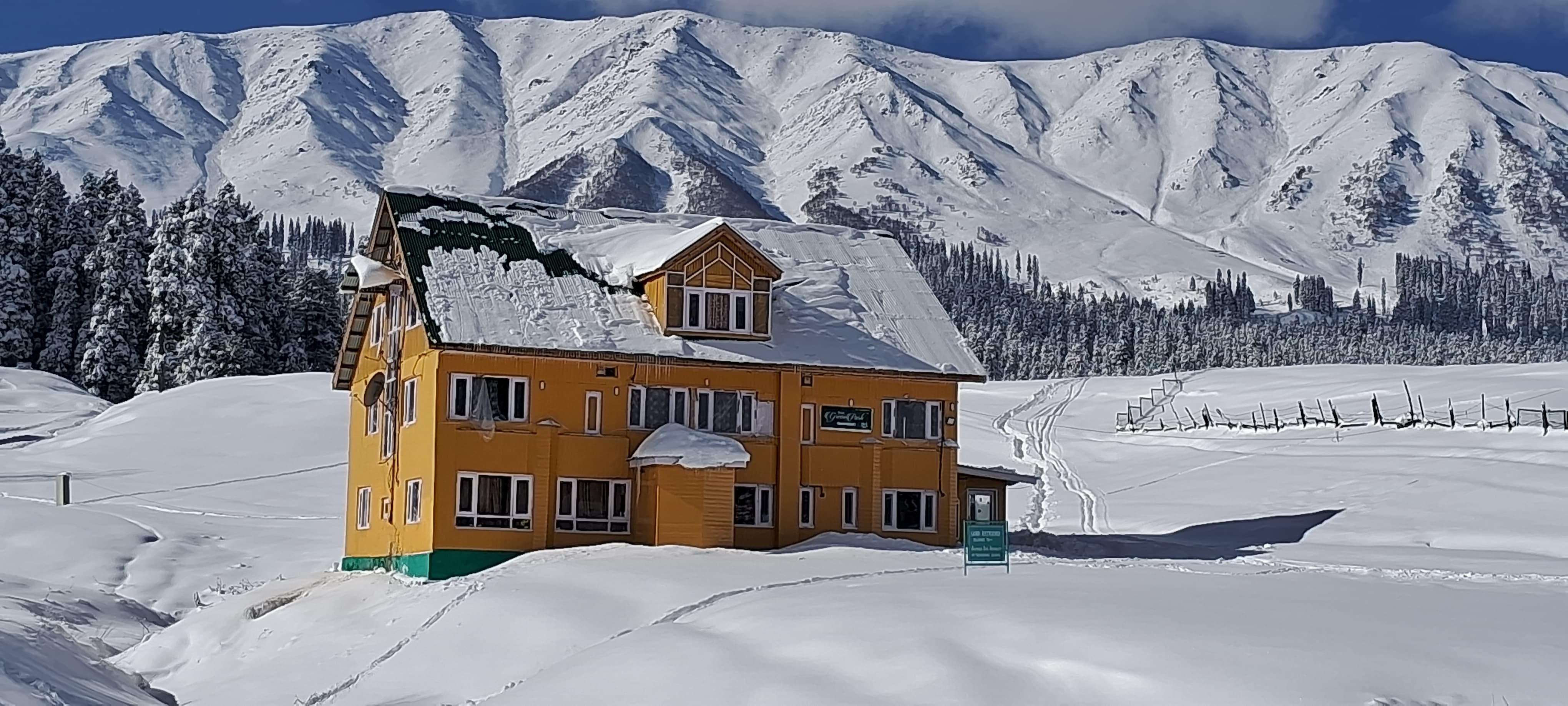 Hotel Green Park Gulmarg - Tap to explore photos