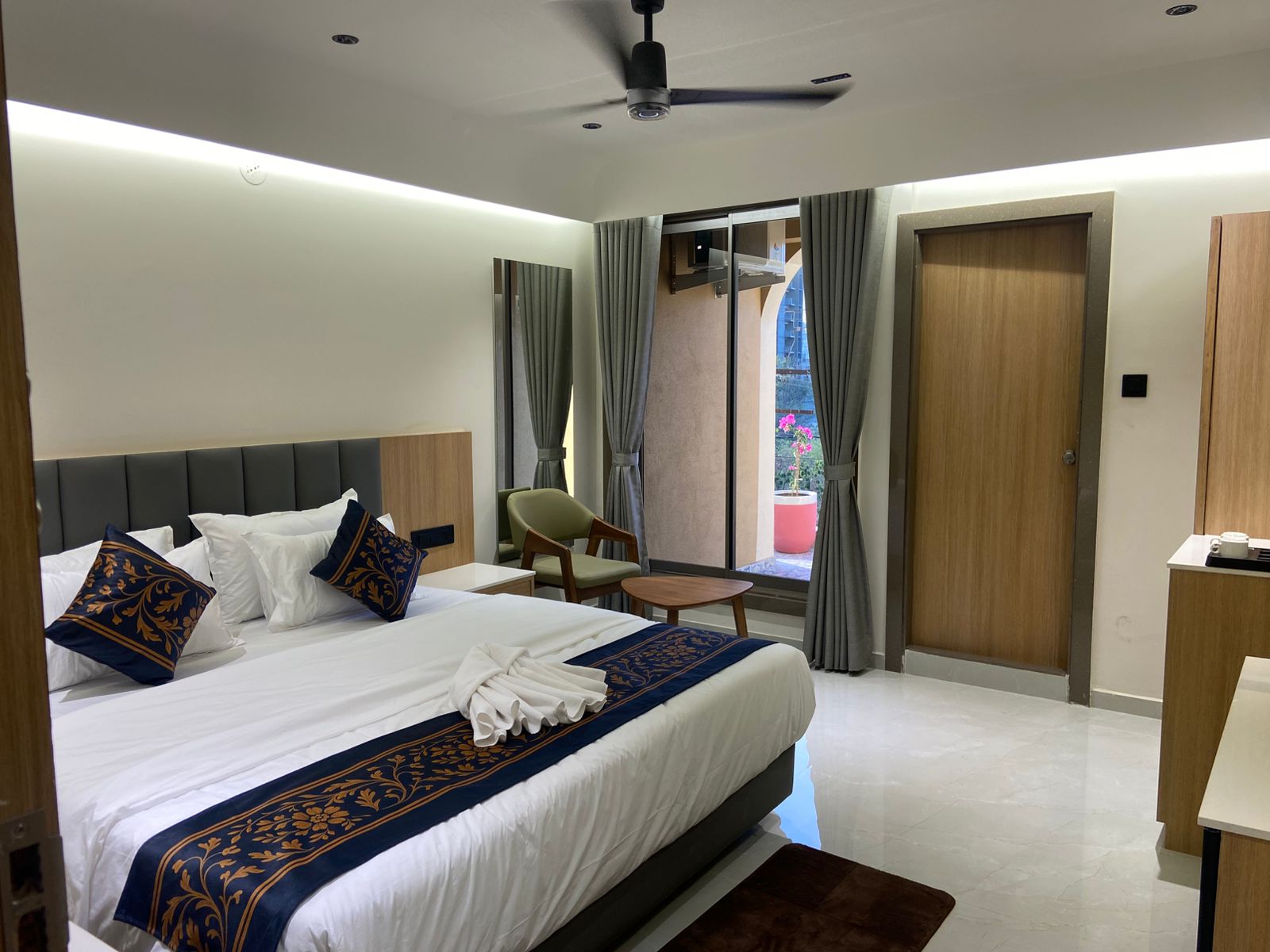 Hotel Silk - Tap to explore photos