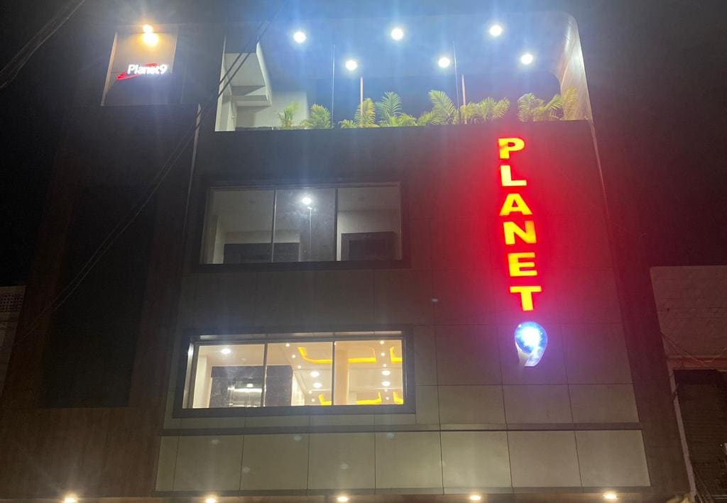 Hotel planet 9 - Tap to explore photos