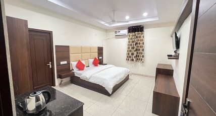 Hotel Balsons ( Near New Bus Stand) Room Type - Deluxe Hotel Balsons ( Near New Bus Stand) Room Type - Deluxe