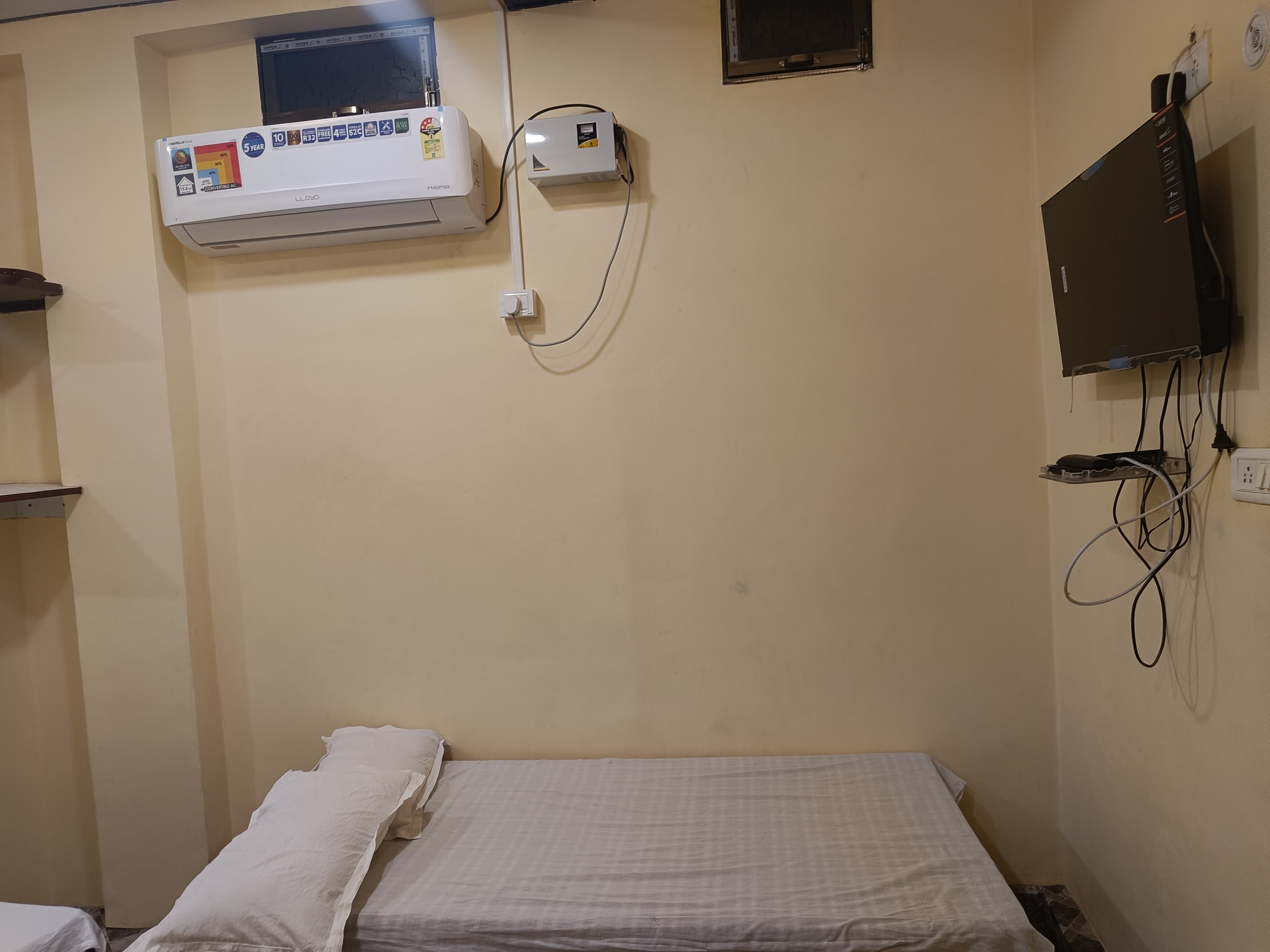 Thakur Radhekrishna Guest House - Tap to explore photos