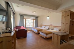 Overland Heights | Rooms & Kitchen