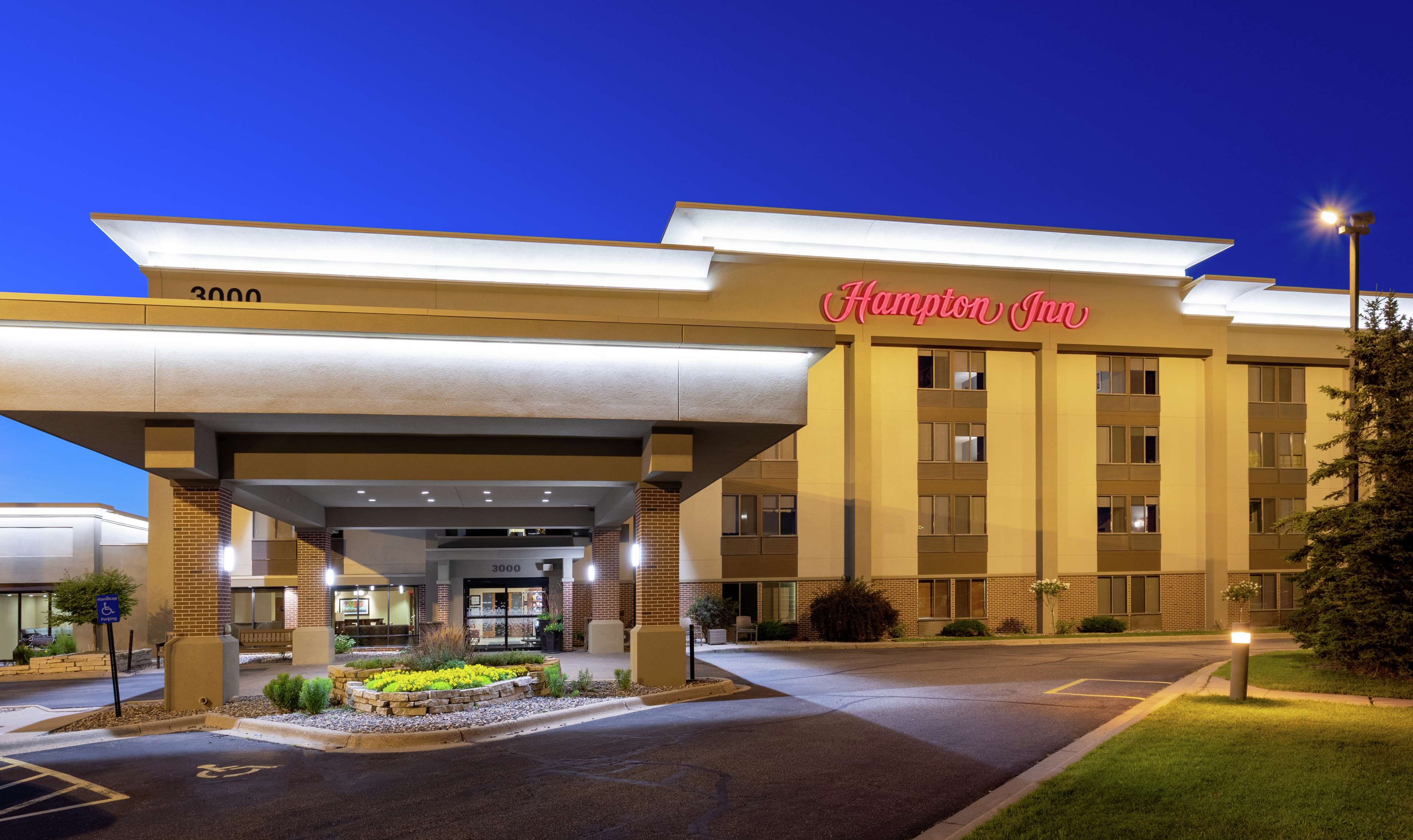 Hampton Inn by Hilton Minneapolis/Eagan - Tap to explore photos