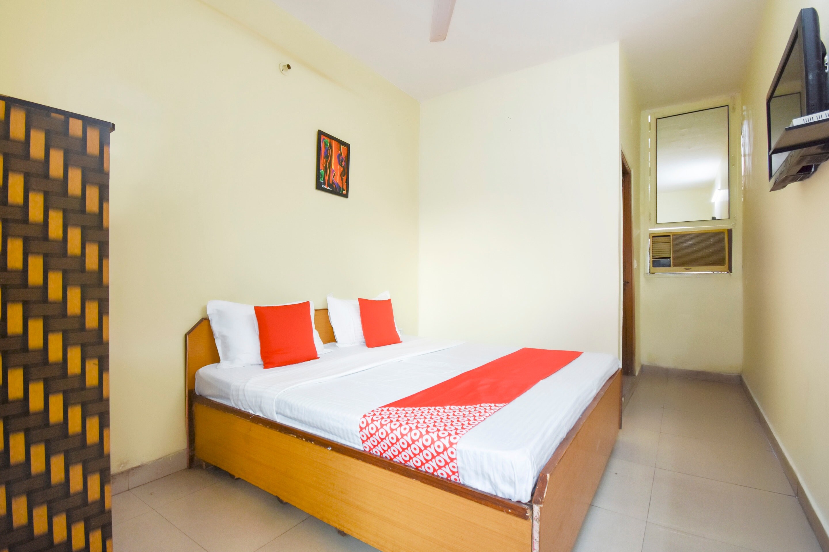 OYO 48504 Hotel Lazeez - Tap to explore photos