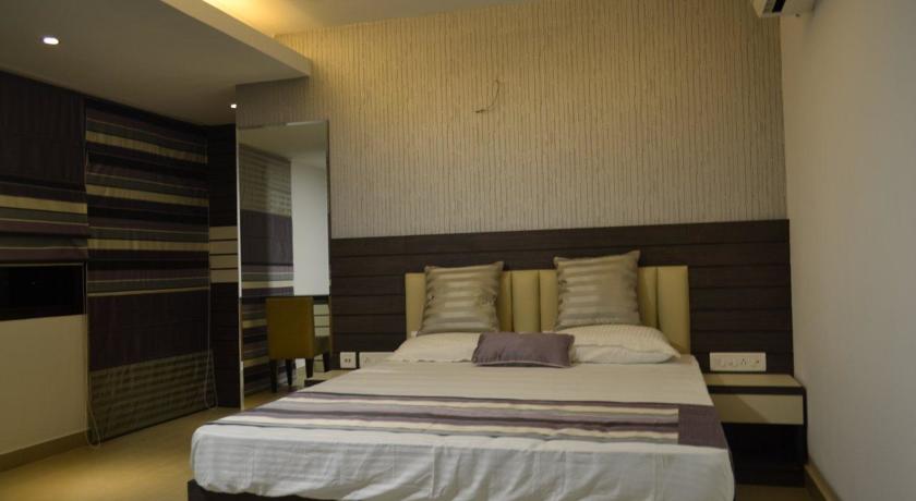 WHITE WOODS - Tap to explore photos