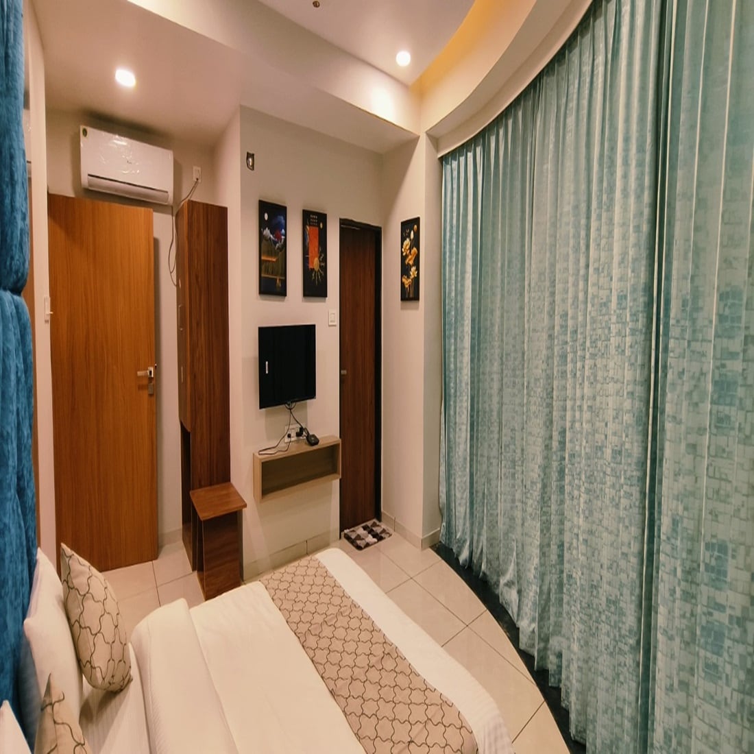 Villa Empire - Tap to explore photos