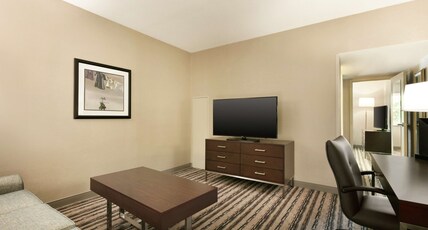 DoubleTree Resort by Hilton Lancaster Room Type - 1KING 2 ROOM SUITE NONSMOK