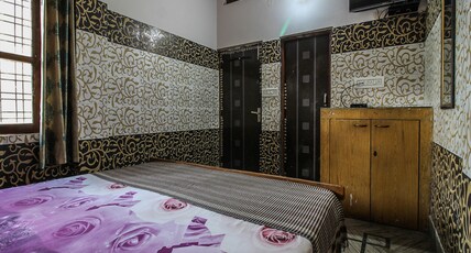 Simran Guest House Room Type - AC ROOMS
