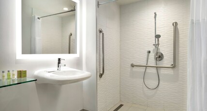 DoubleTree by Hilton Toronto Airport West Room Type - 1QN MOB HEAR ACC RI-SHW