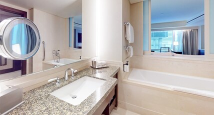 InterContinental BOSTON Room Type - 1 King Corner Water View