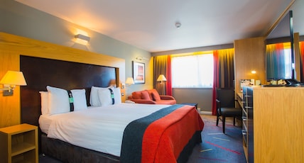 Holiday Inn ABERDEEN - WEST Room Type - 1 Queen Bed Standard Sofa Bed
