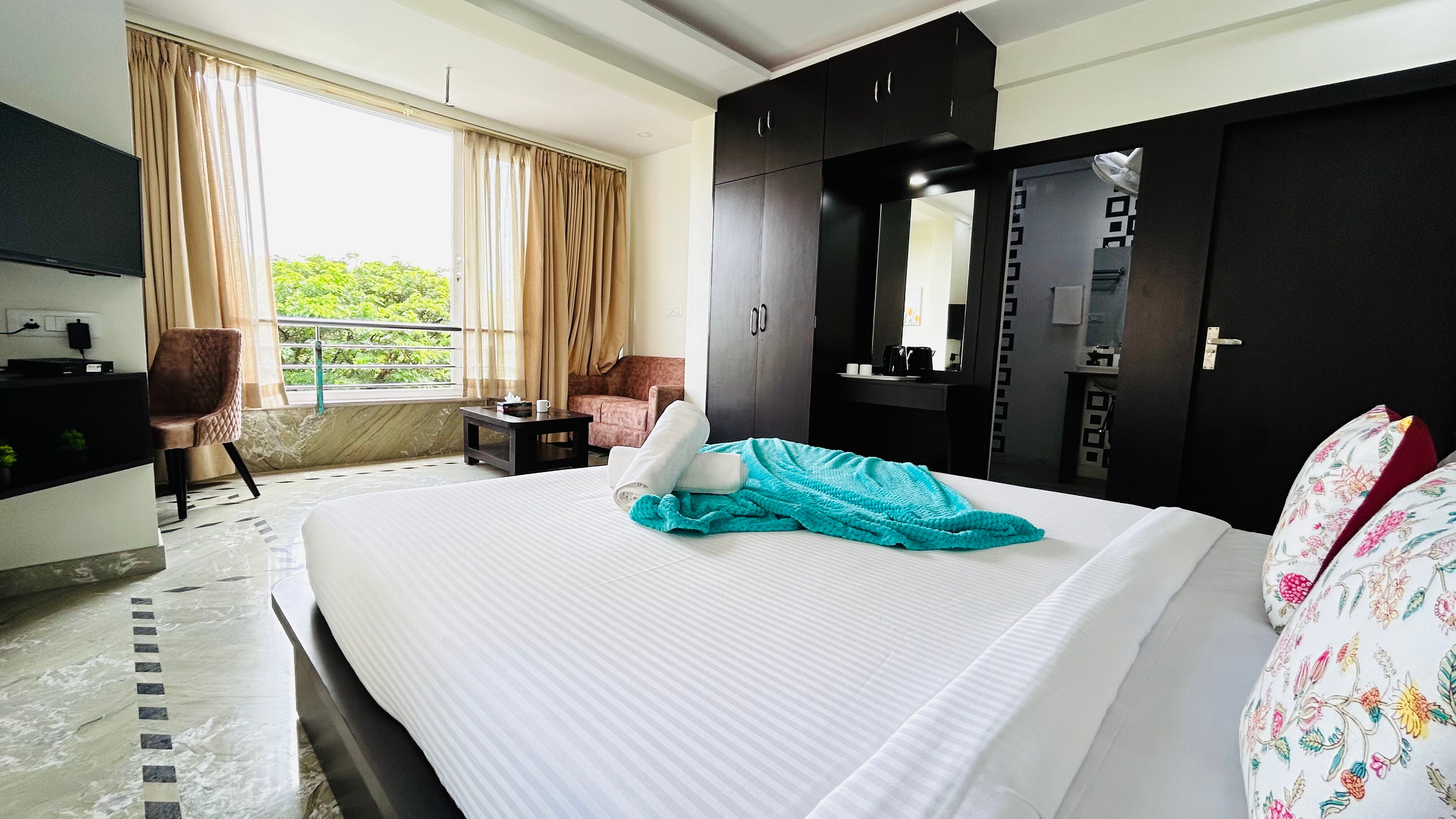 BluO Lake View NewTown LUXE Stay Collection - Tap to explore photos